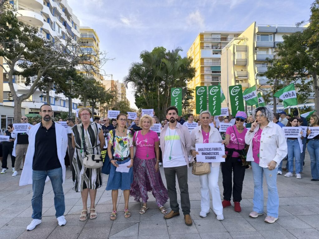 El parlamentario de Málaga Luis Rodrigo (centro) junto a los trabajadores del Hospital Comarcal de la Axarquía y la presidenta de Amama, Ángela Claverol.