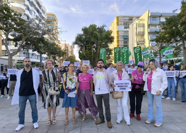 El parlamentario de Málaga Luis Rodrigo (centro) junto a los trabajadores del Hospital Comarcal de la Axarquía y la presidenta de Amama, Ángela Claverol.